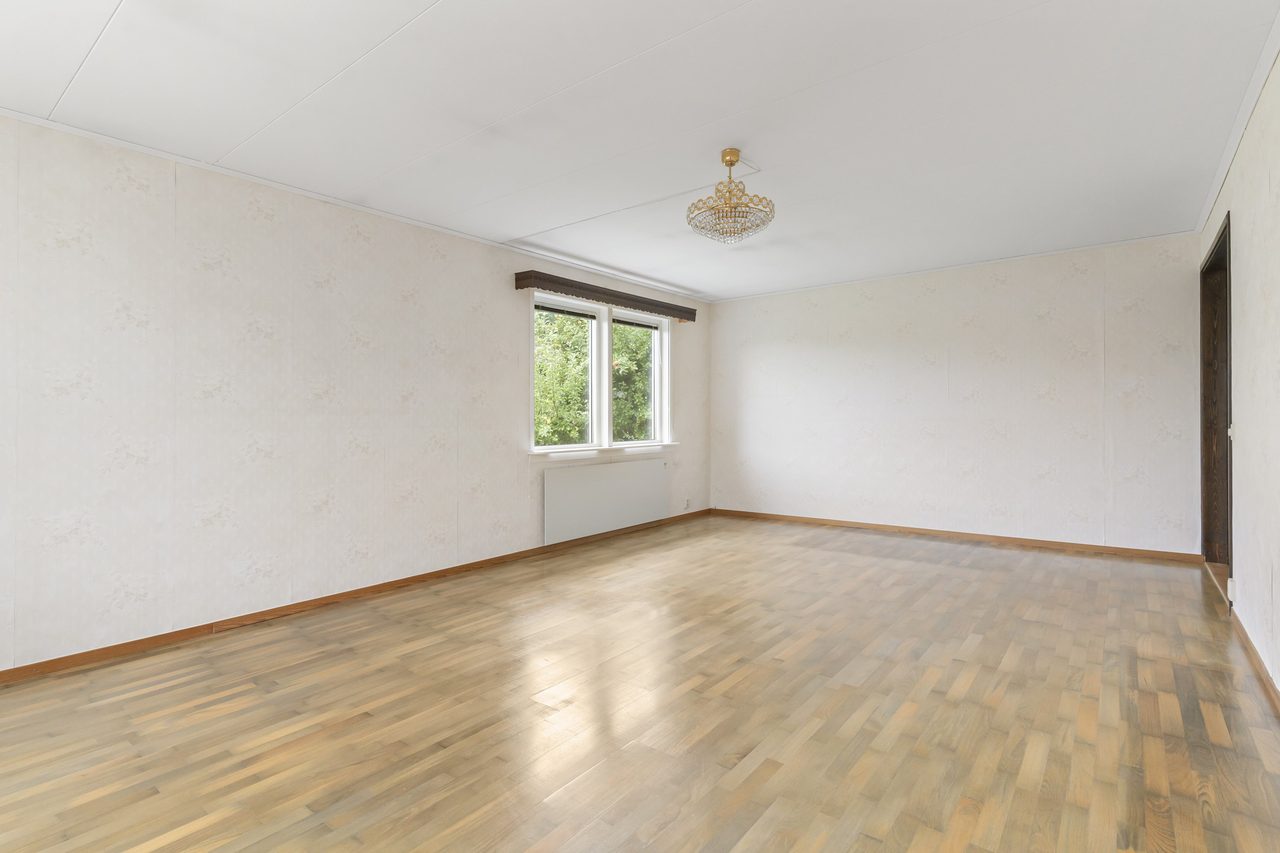 Plats för både matsalsbord och soffgrupp.