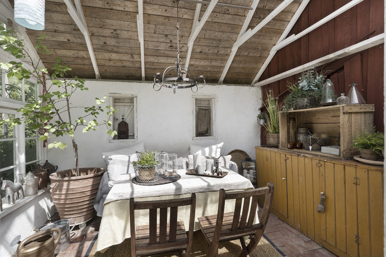 En otroligt mysig plats som förlängning till trädgården eller för odling.