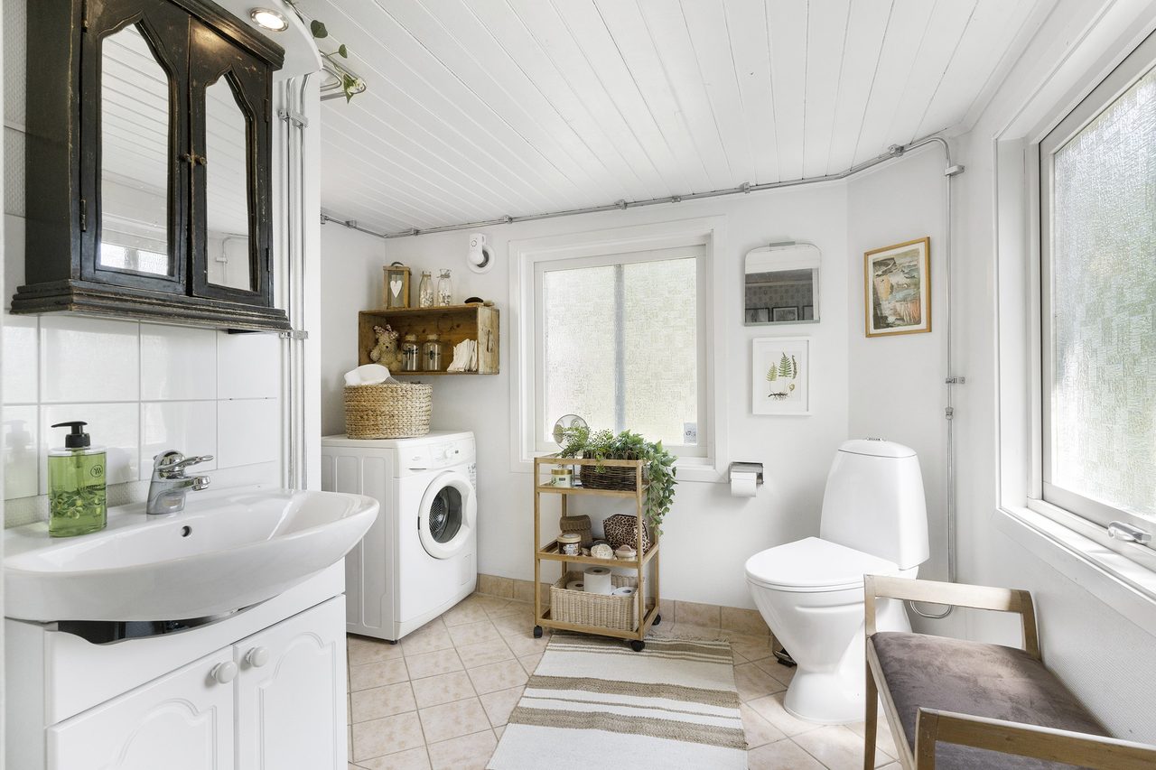 Här återfinns bekvämligheter som golvvärme, dusch och tvättmaskin.