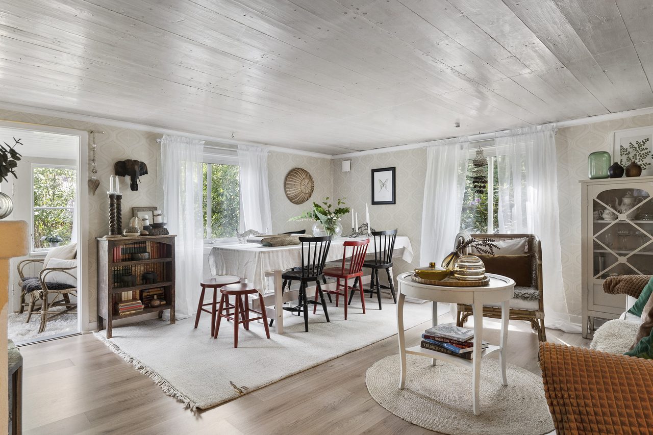 Umgängesyta med utgång till glasverandan.