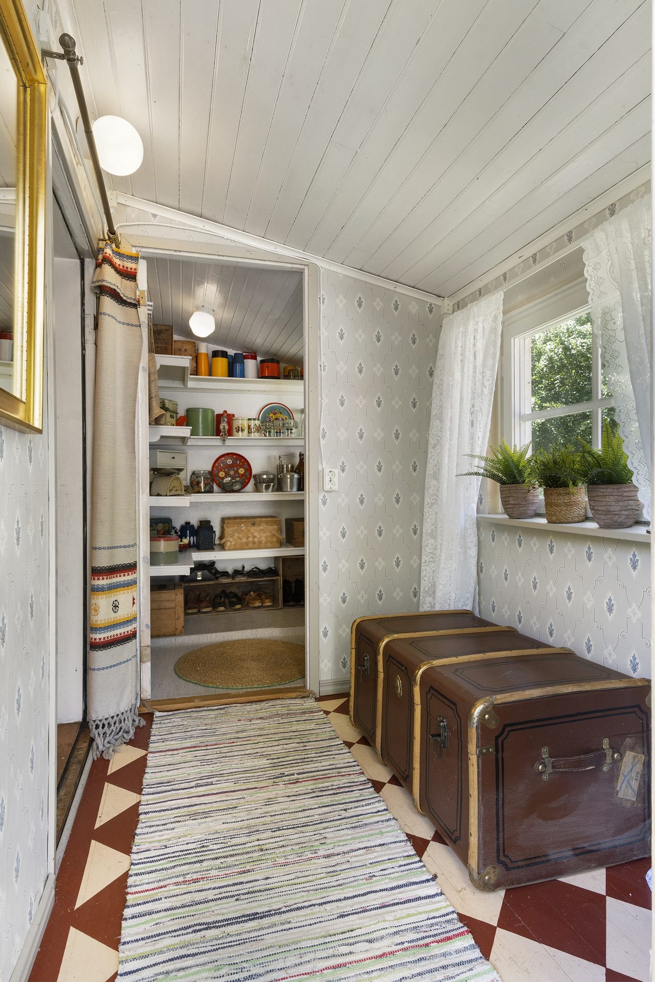 Tambur med praktiskt angränsande skafferi/förråd.