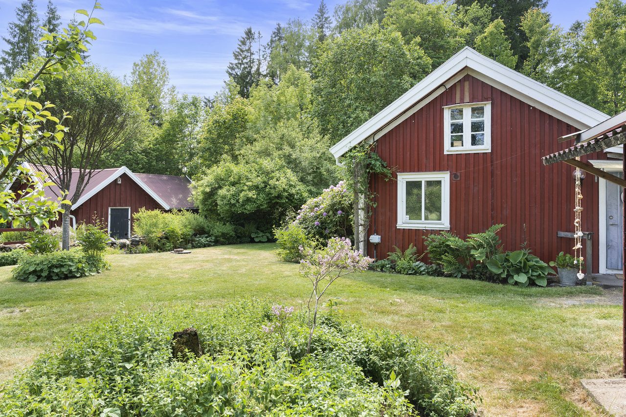 I andra änden av tomten återfinns uthus och lada.