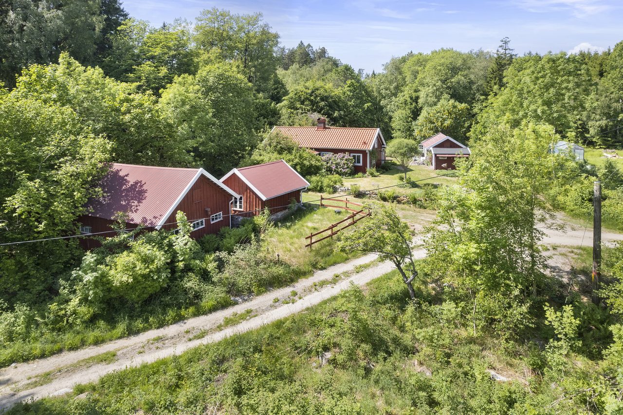 Endast 50 minuter från Göteborg, 10 minuter från Sjuntorp och med naturen som närmaste granne.