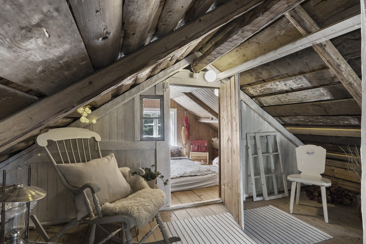 Innanför återfinns ytterligare ett sommarsovrum.