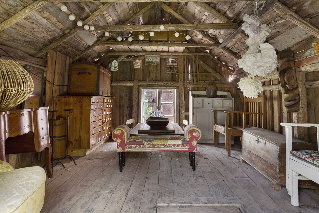 I golvet återfinns nedgång till potatiskällare.