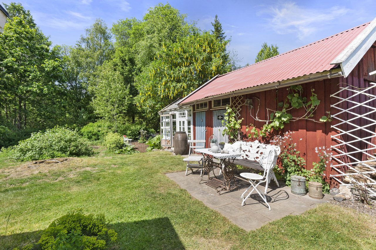 Två förråd, gammalt utedass, orangeri samt köksträdgård i ena änden av tomten.