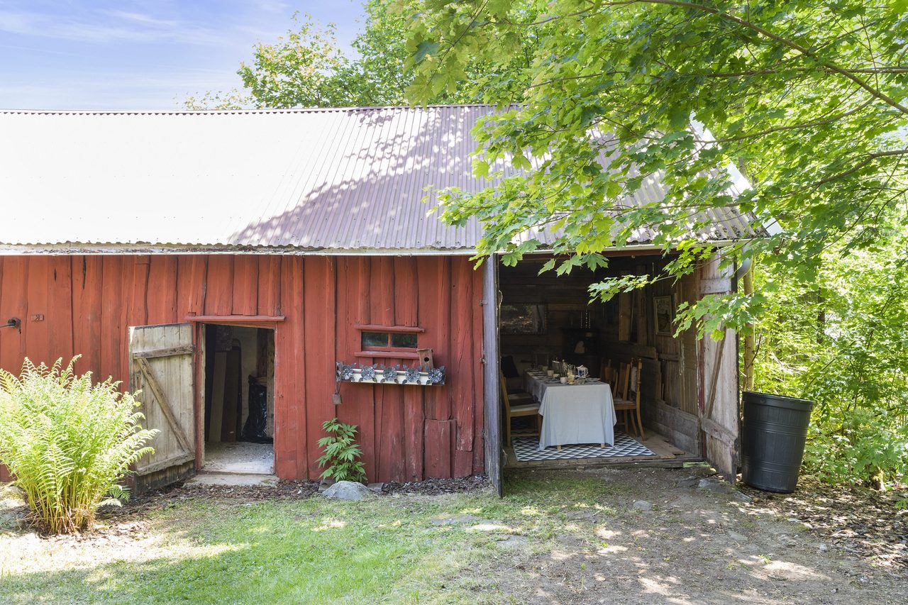 Här finner ni mycket plats för förvaring, hobbys eller verkstad.