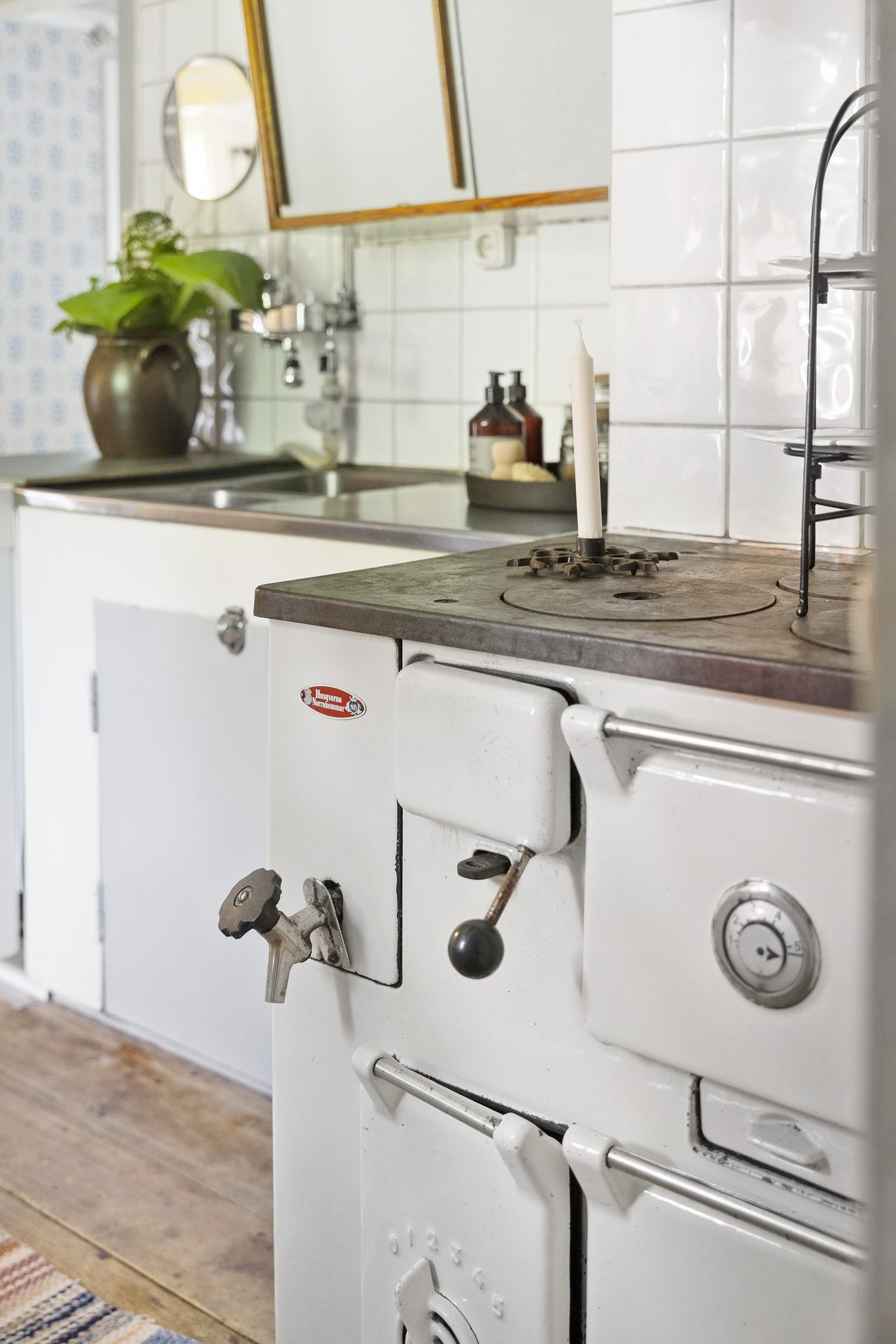 Den gamla vedspisen är i bruk.