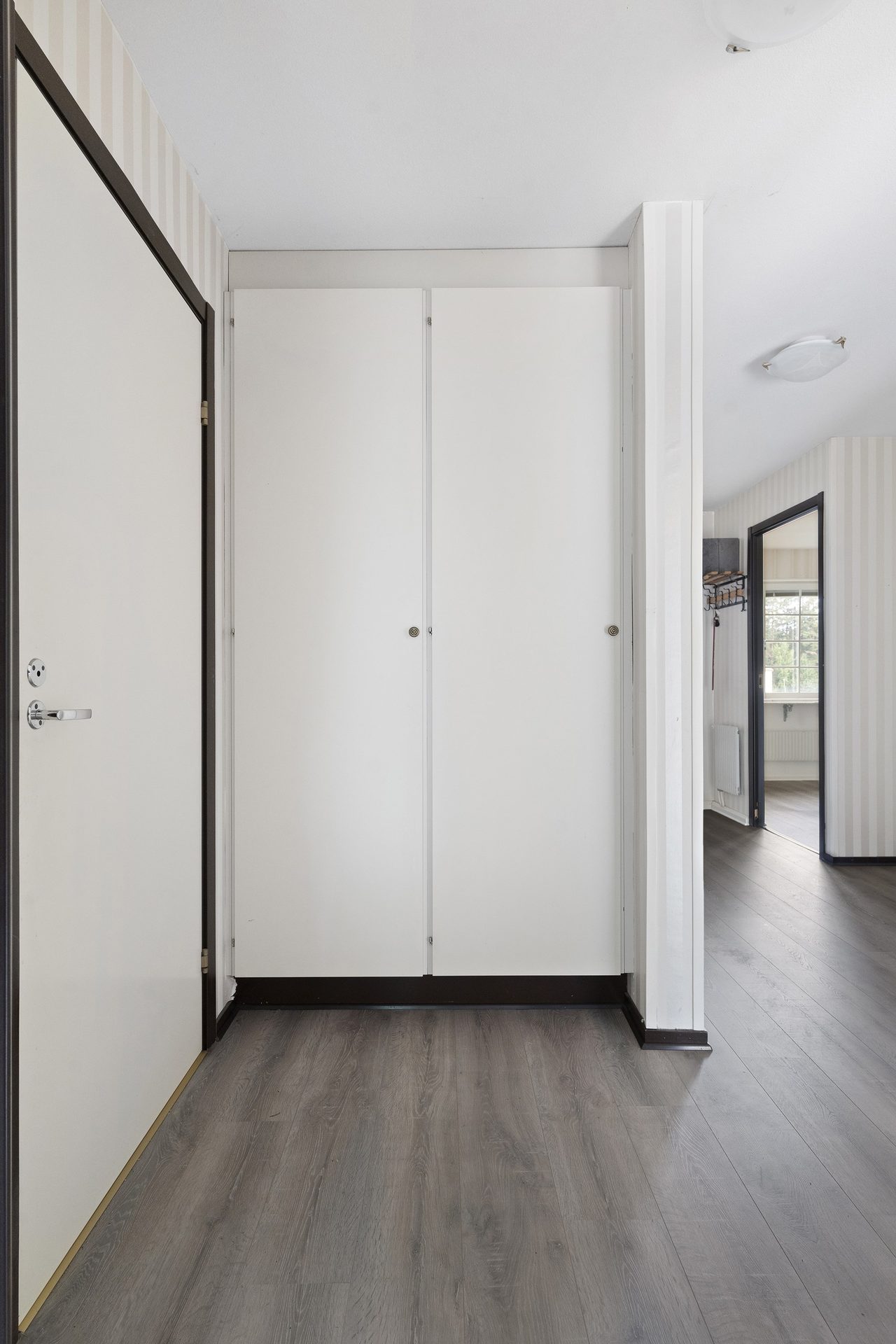 I anslutning till hallen och sovrummet återfinns garderober och klädkammare/förråd.