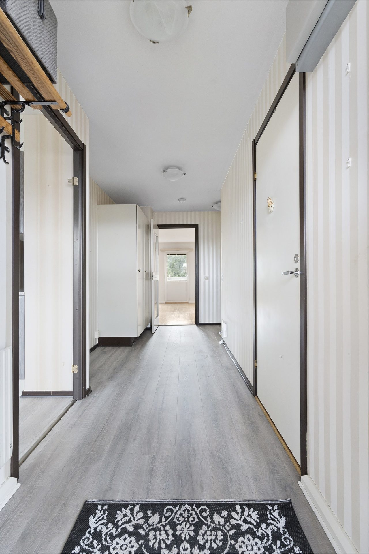 En välplanerad lägenhet med fönster i två väderstreck.