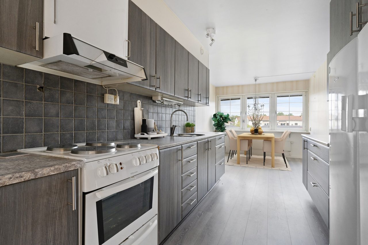 Arbetsvänligt kök med matplats.