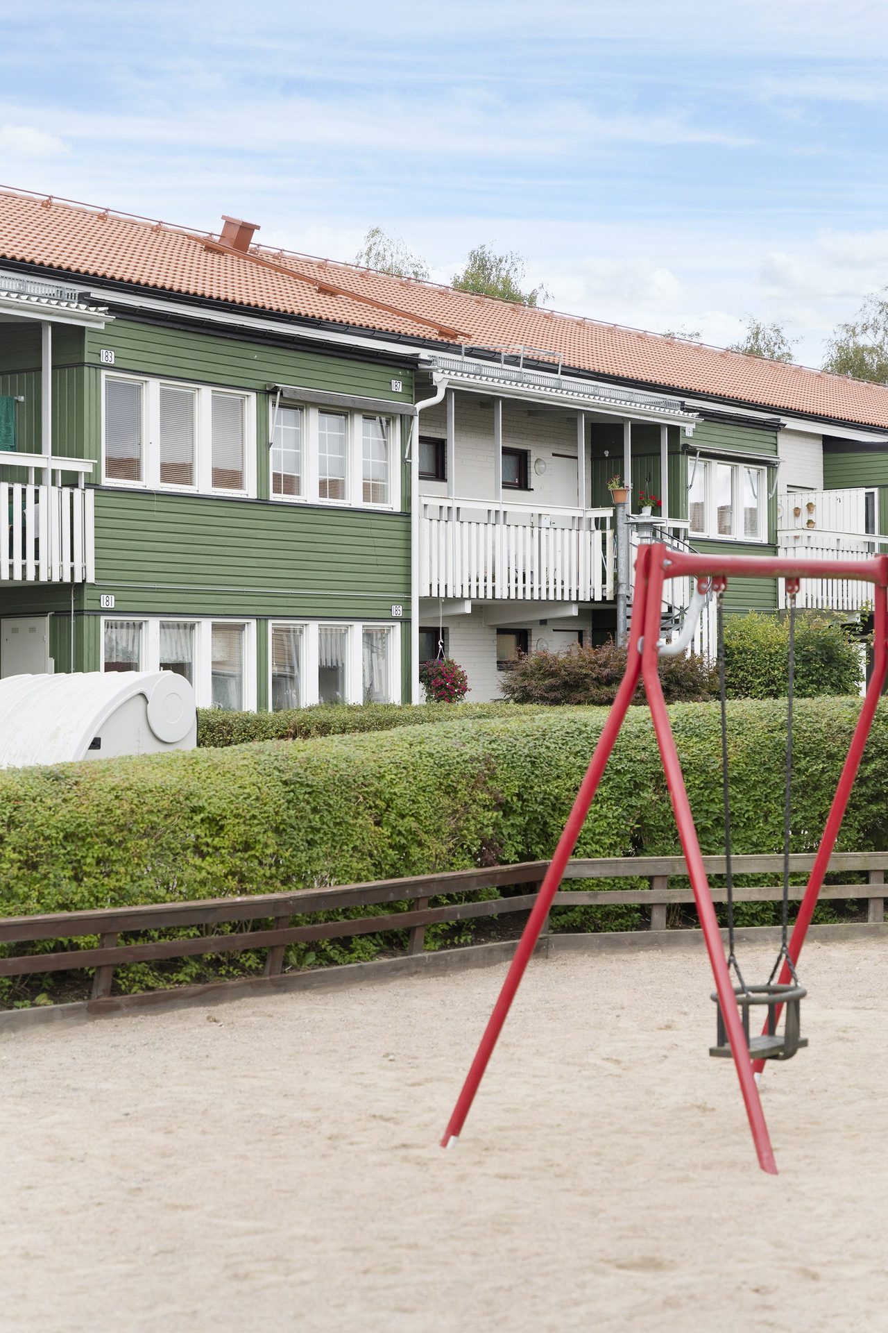 På föreningens innergård återfinns lekplatser, härliga ytor att slå sig ner på och förråd.