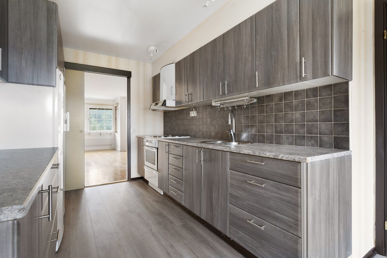 Härjedalskök med gott om förvaring.