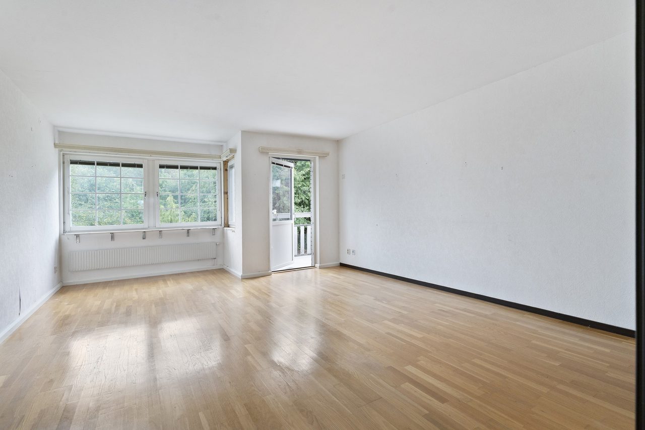 Fönstret till vänster om altandörren ska föreningen bekosta ett fönsterbyte.