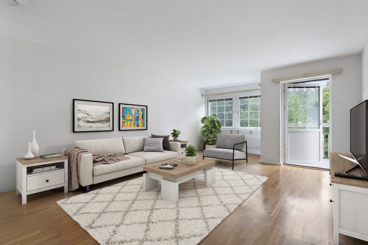 Rymligt vardagsrum med utgång till balkong.