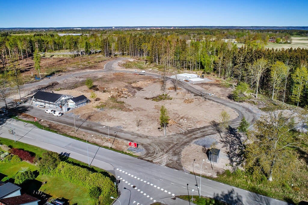 Busshållplats precis intill området.