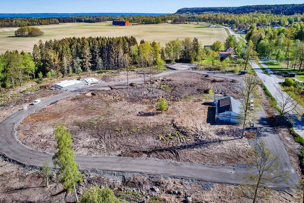 Turistplatsen Hallberg finner ni bara någon minut bort.