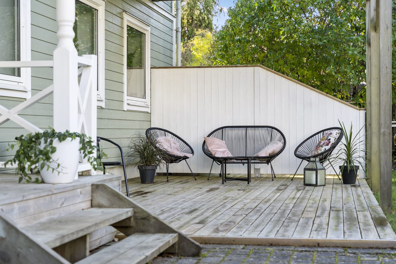 Altan på framsida av huset