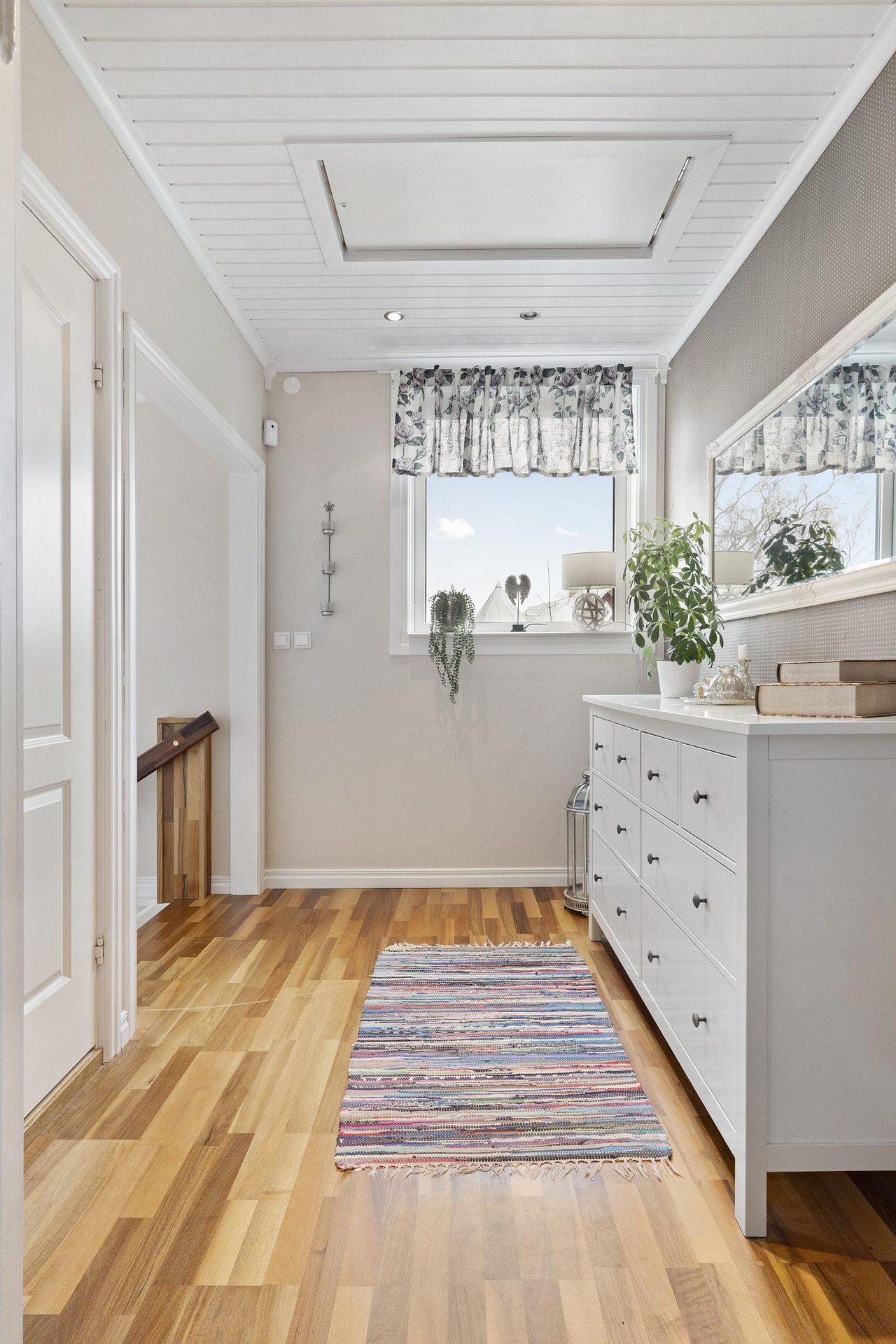 Hall till trapphus till entrévåning