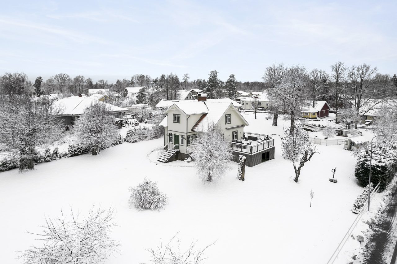 I Velanda bor man barnvänligt bara 15 minuter från Trollhättans centrum.