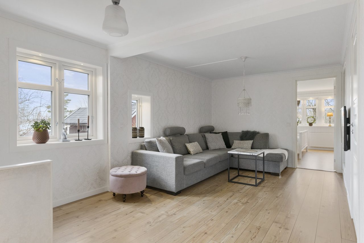 En våning upp återfinns tre sovrum, allrum och badrum.