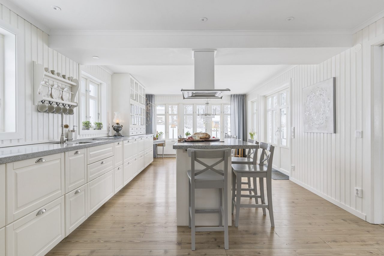 Påkostat kök med gott om förvaring och arbetsytor.