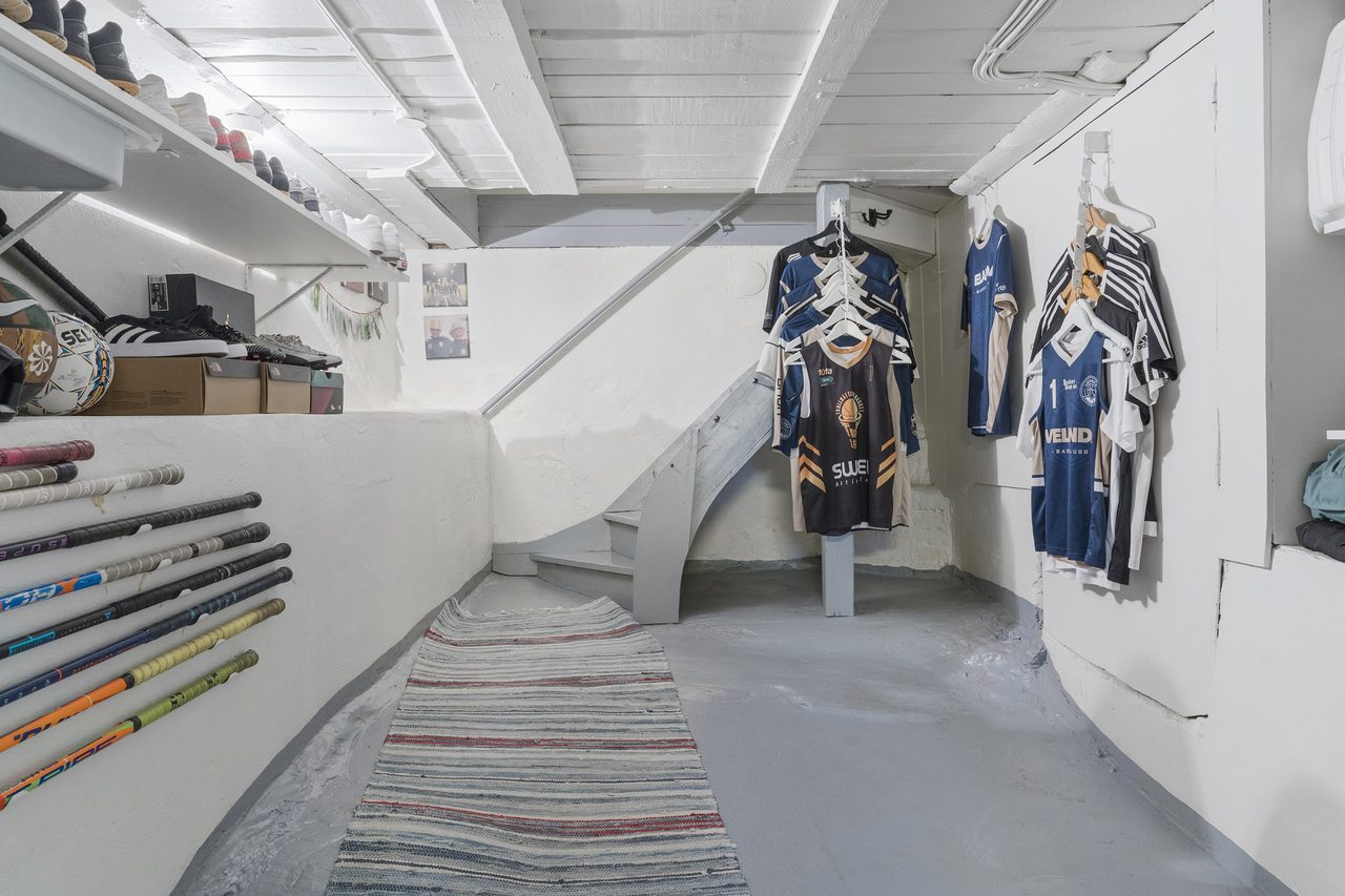 I källarplanet återfinns gott om förvaring och tvättstuga.