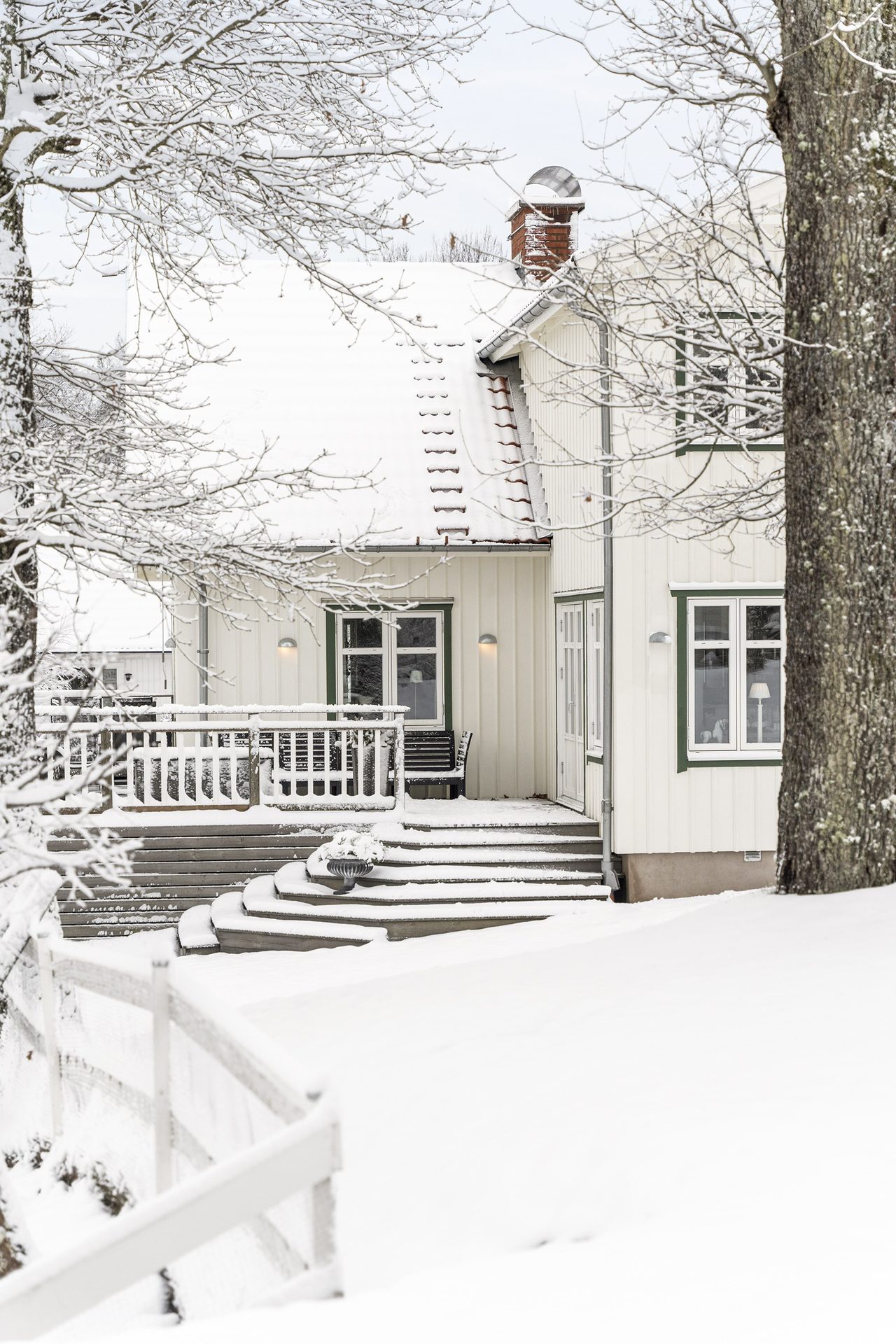 Från köket nås denna trevliga uteplats.