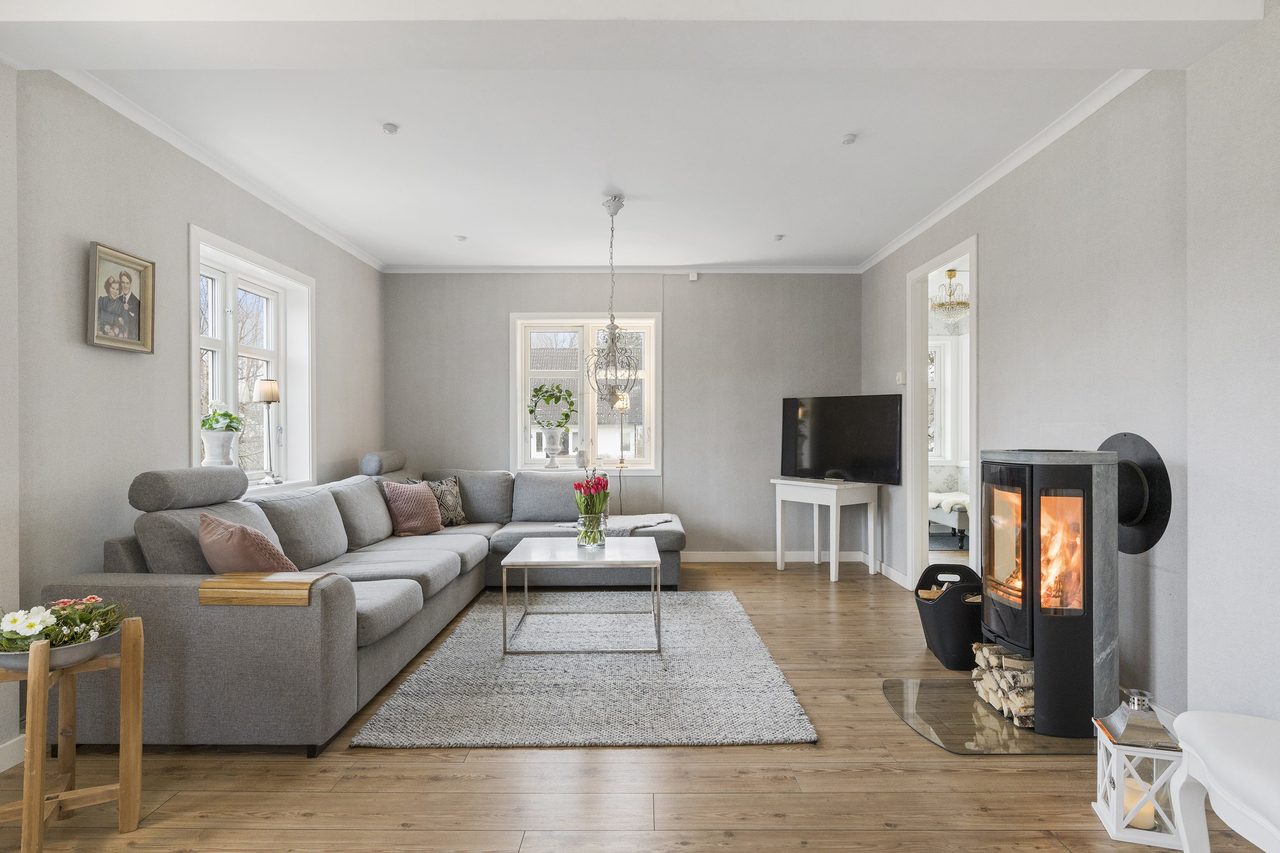 Den nyinstallerade kaminen är installerad mysigt mitt i vardagsrummet.