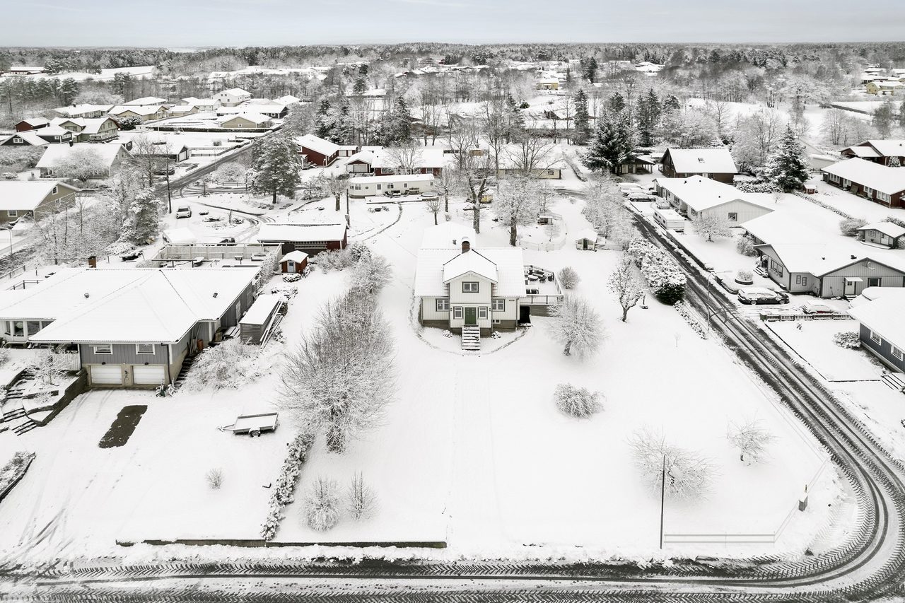 Här finns både skola, förskola, pizzeria och mindre livsmedelsbutik.