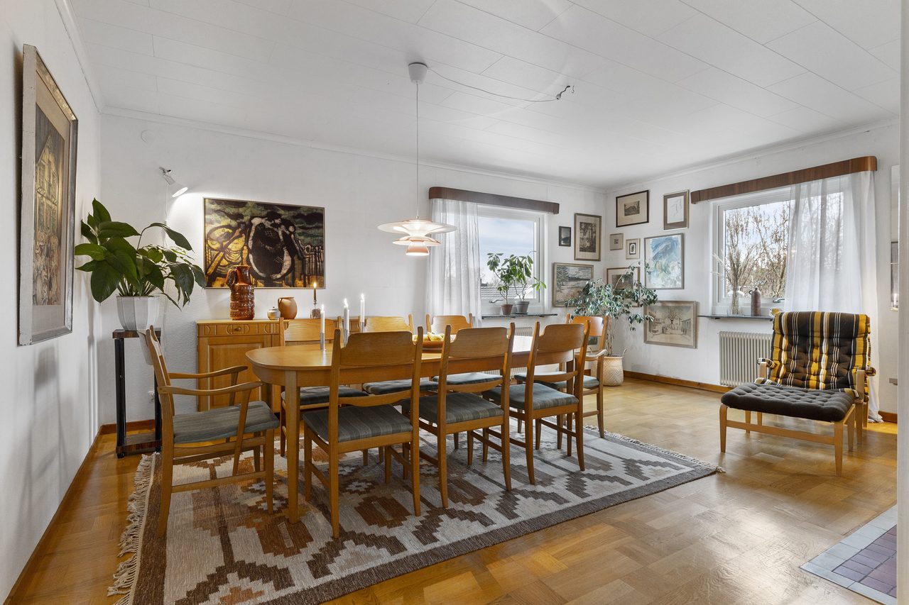 Rymligt vardagsrum med mysig spiskassett!