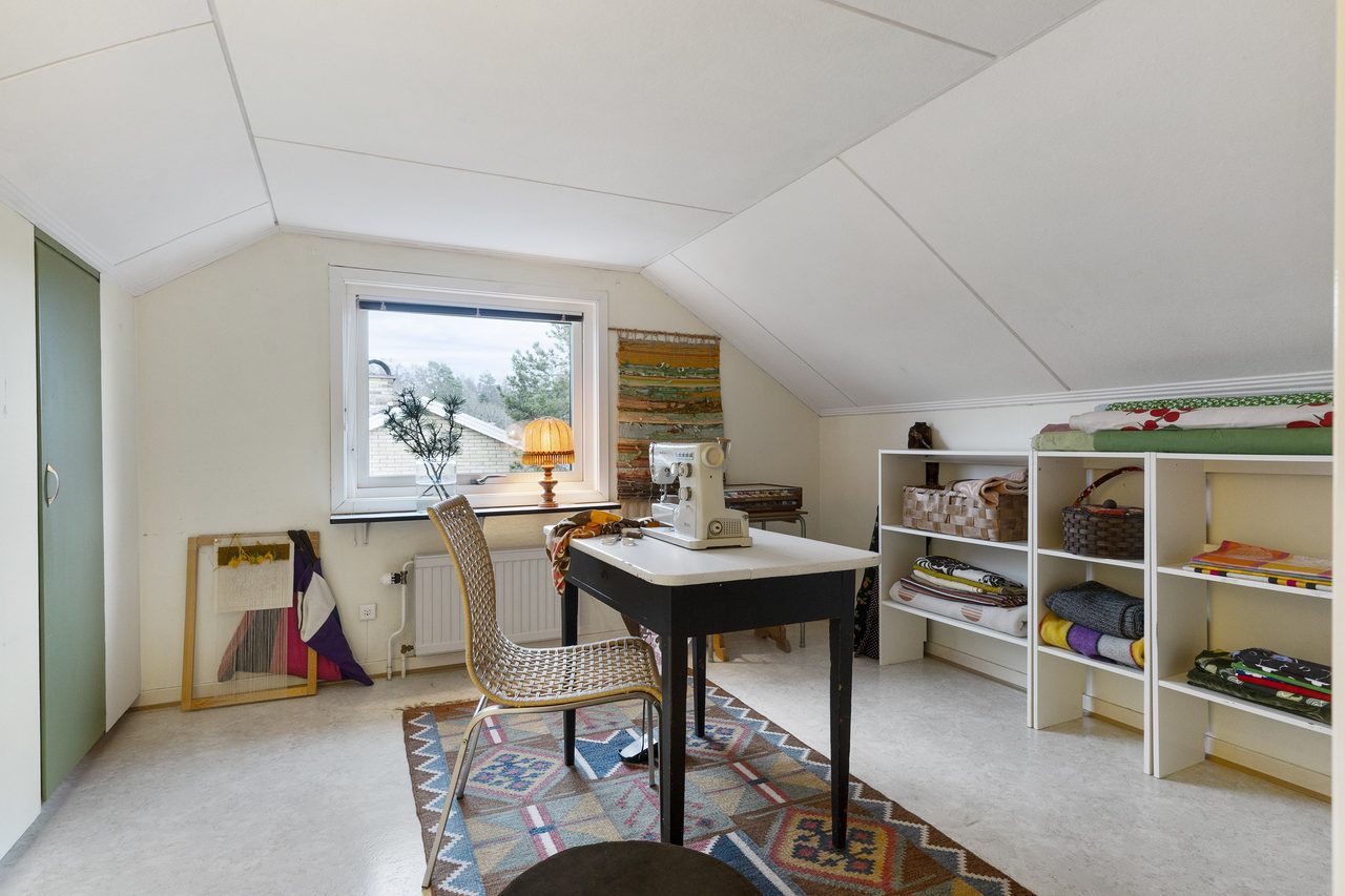 På vindsplanet inryms detta sovrum.