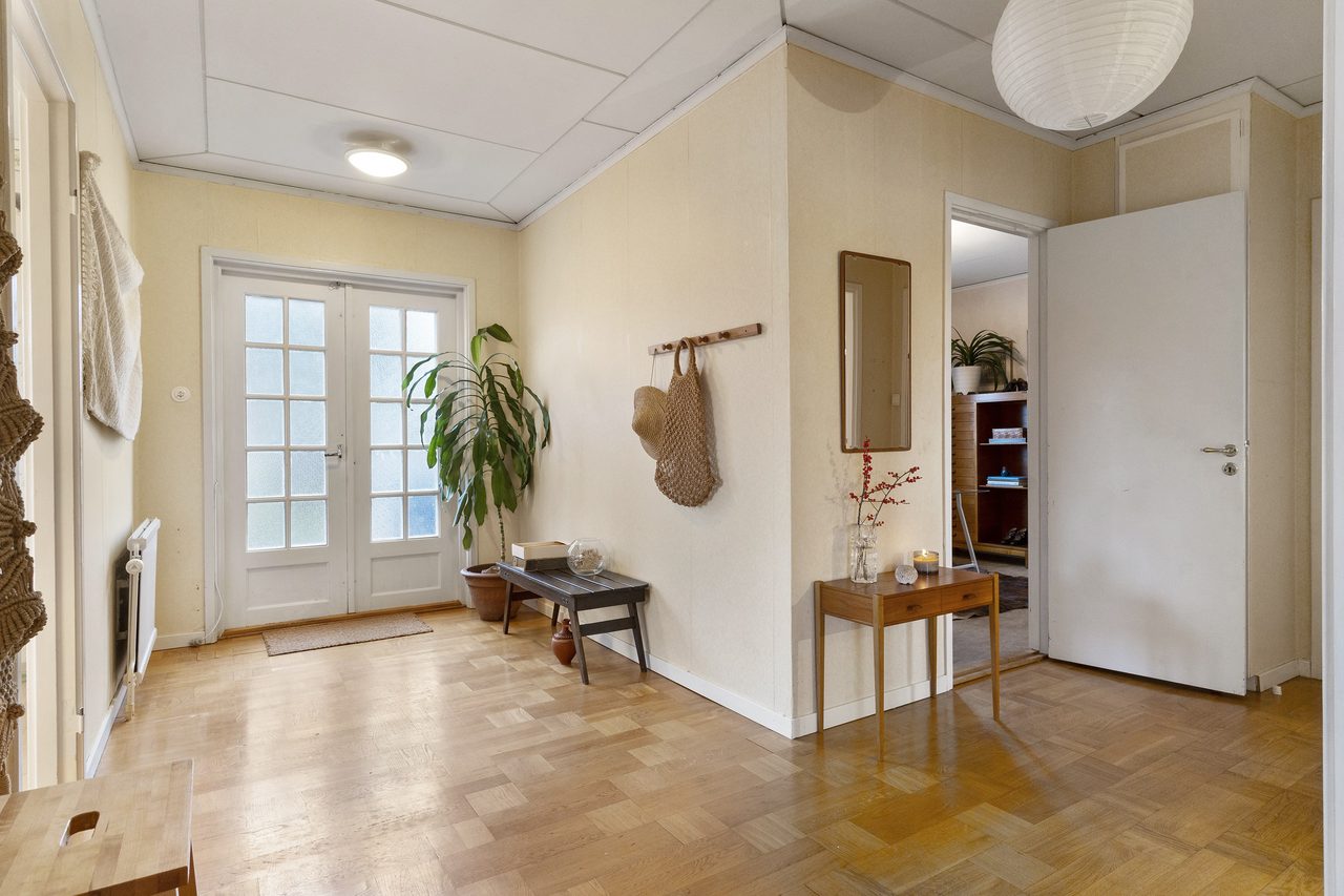 Genom pardörren nås den härliga balkongen med nedgång till trädgården.