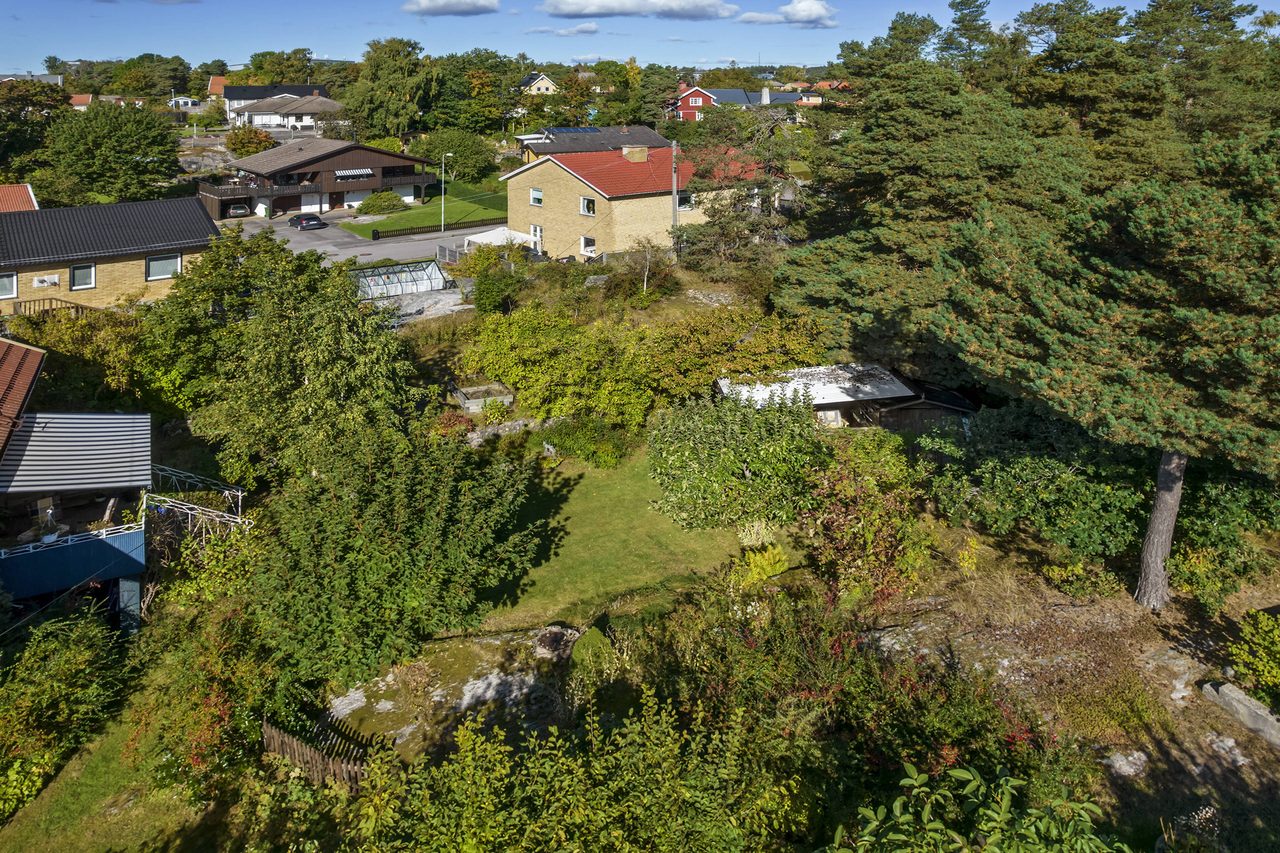 Trädgården är skapad för att erbjuda flera trädgårdsrum och platser att slå sig ner på!