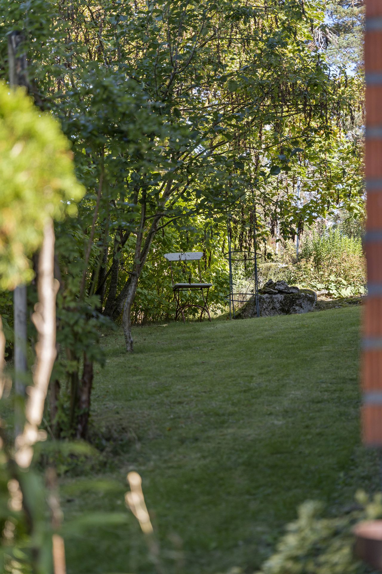 Detta hus erbjuder en mycket mysig trädgård.