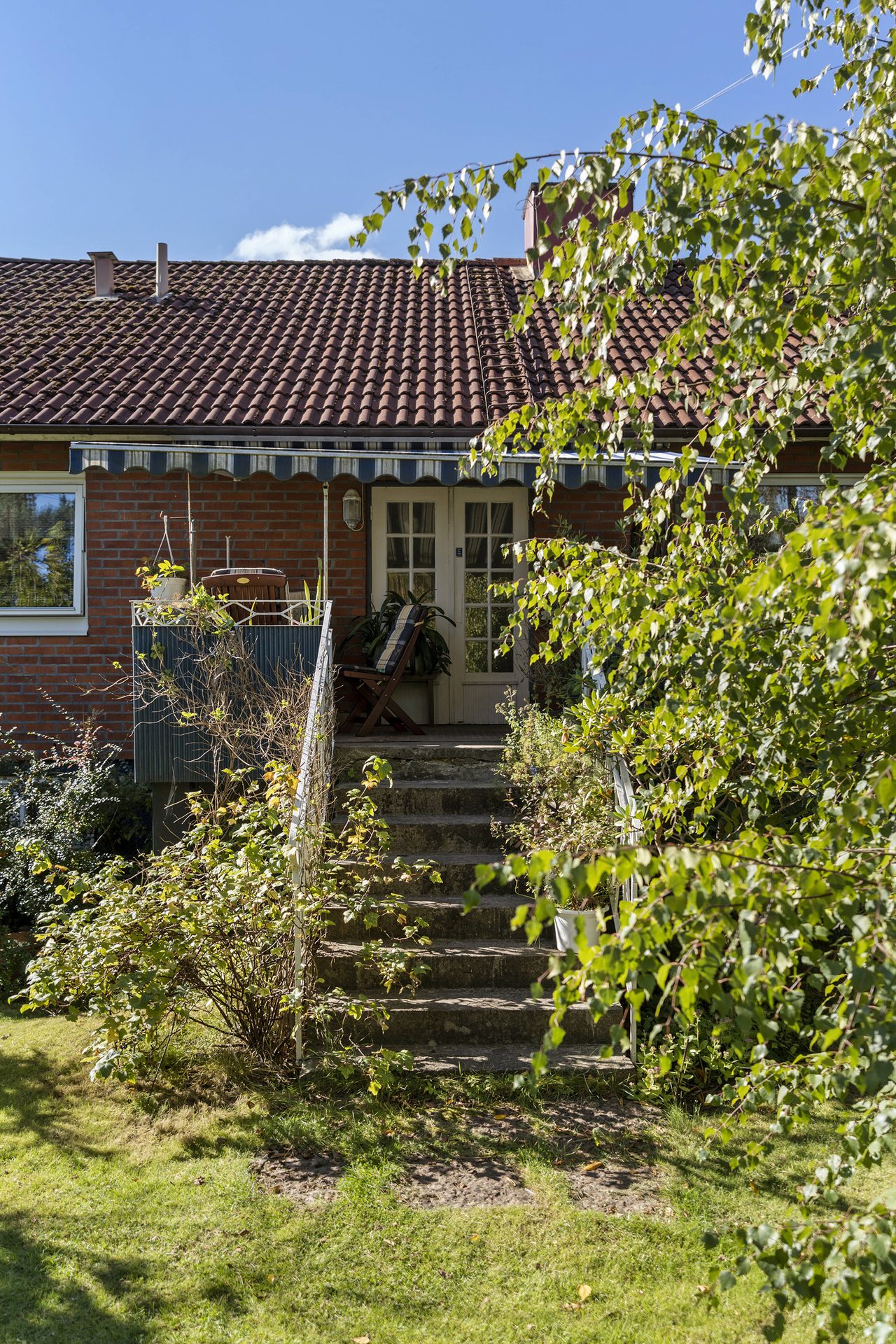 Mysig balkong med nedgång till trädgården.