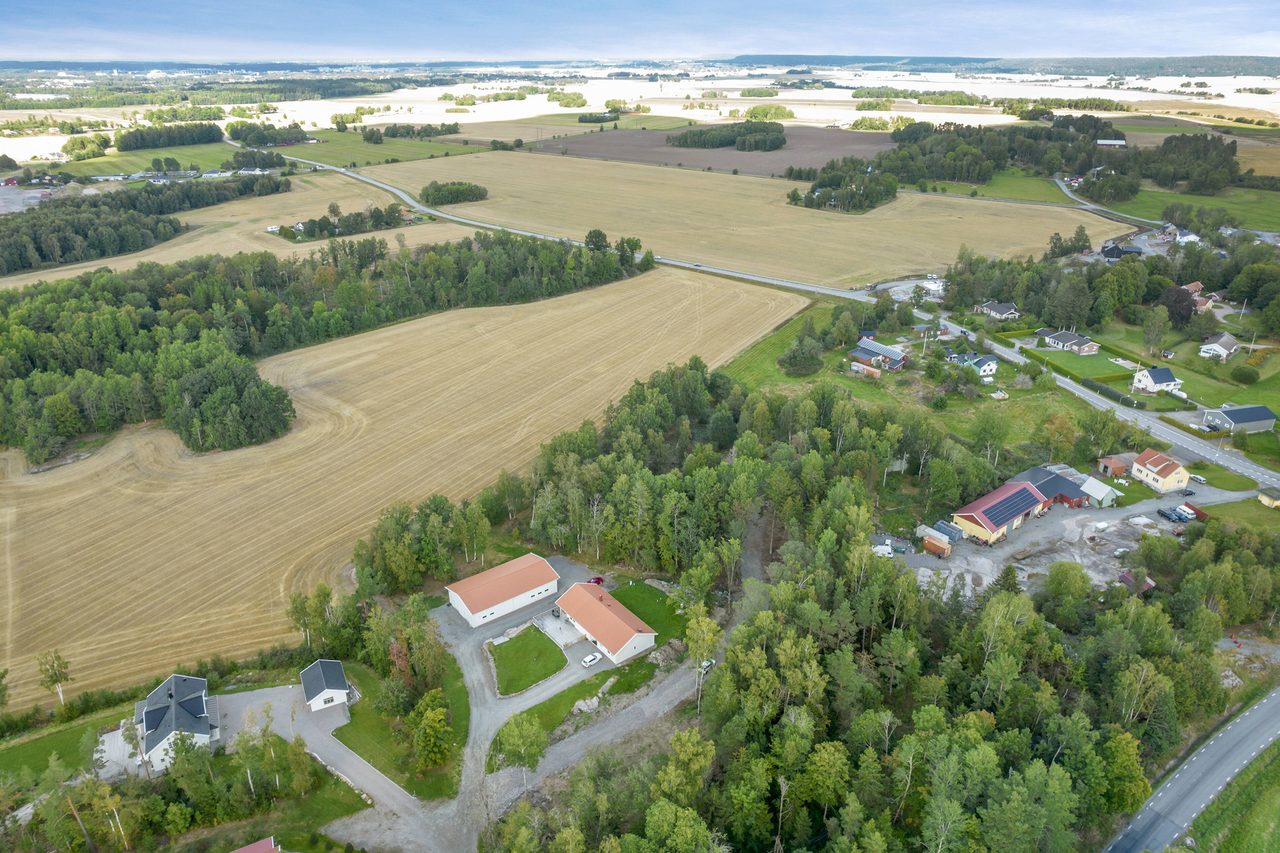 Gemensamt ägd yta till höger om vägen.