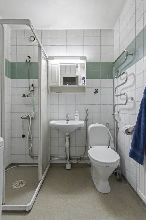 Helkaklat badrum med våtrumsmatta med duschhörna