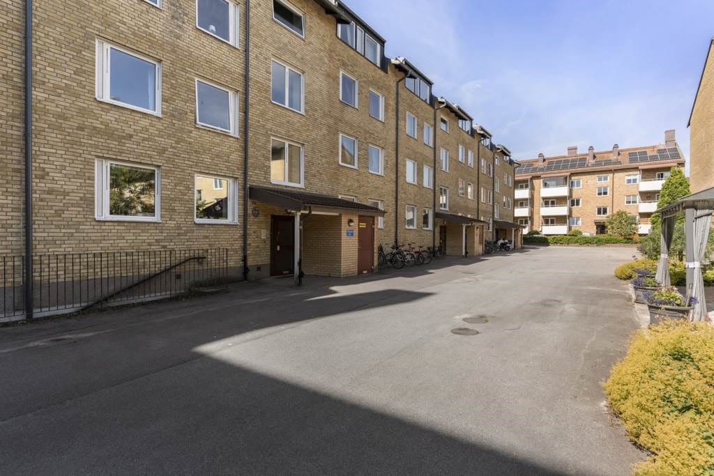 Entre och innergård