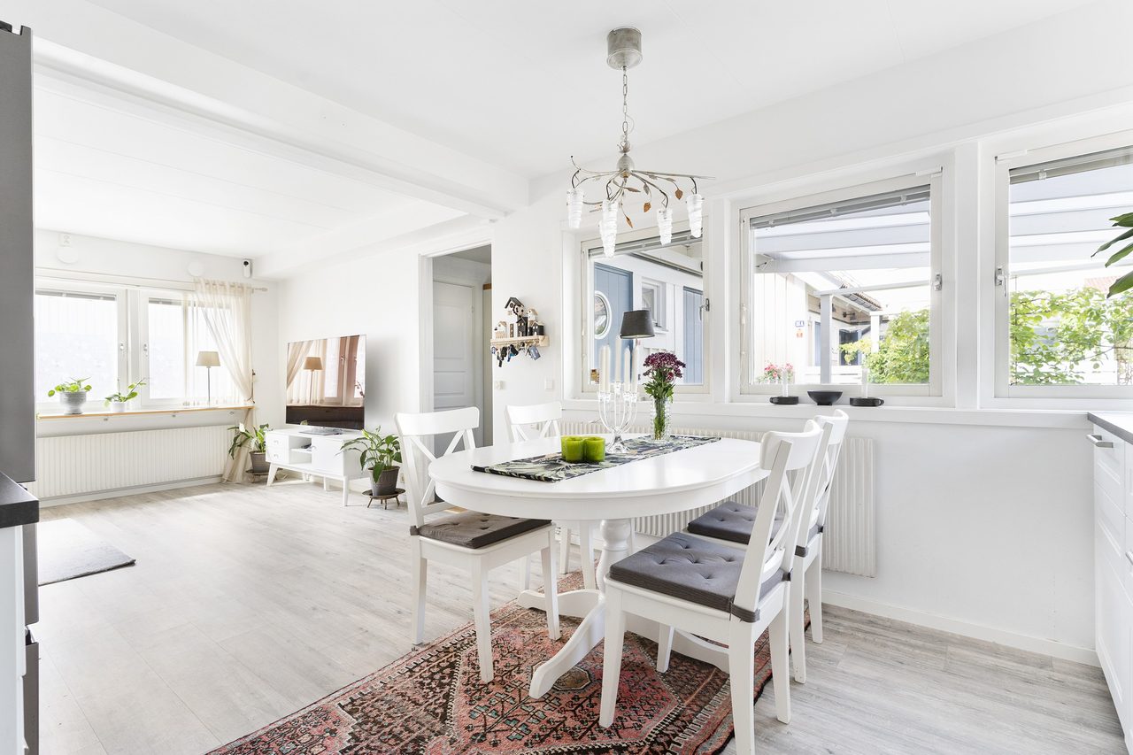 Ljust trevlig matplats i köket