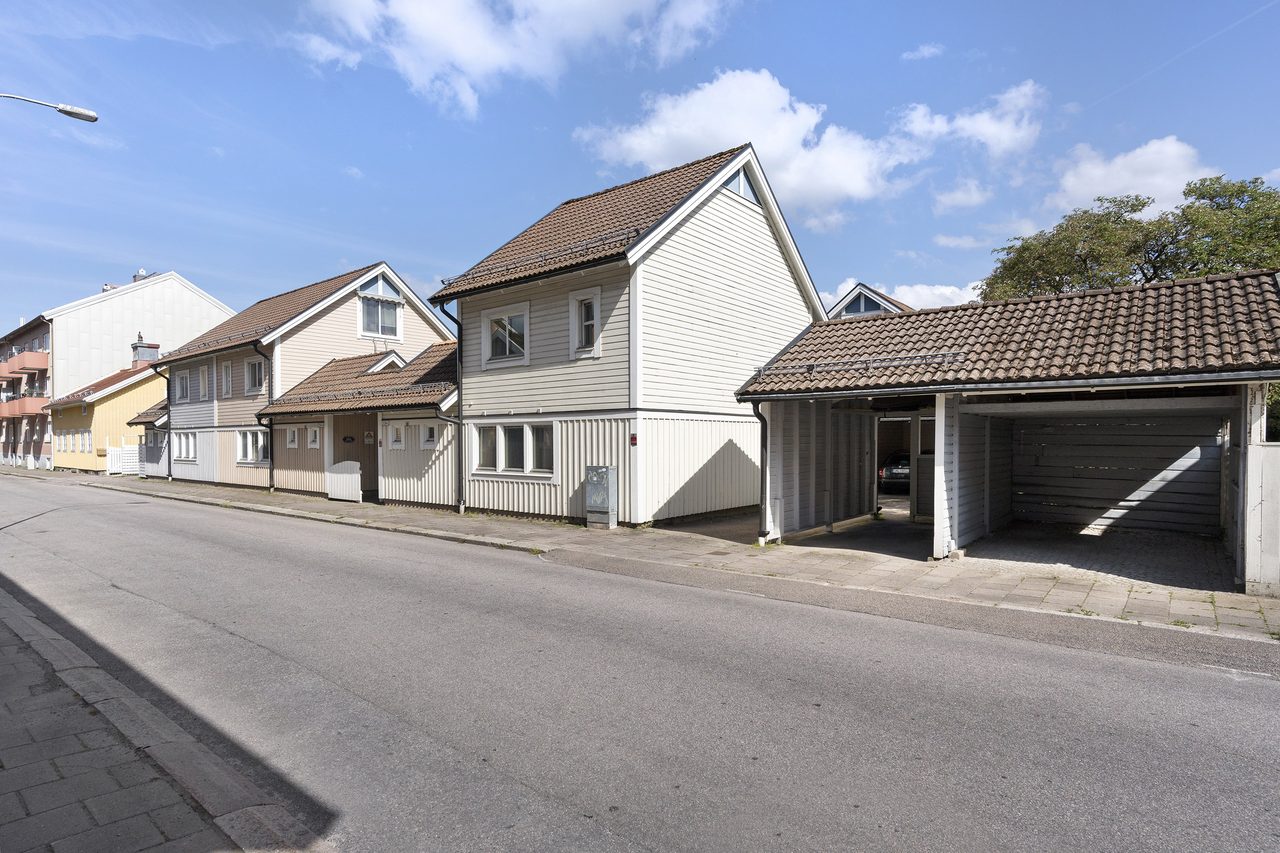 Egen carport intill radhuset (den vänstra)