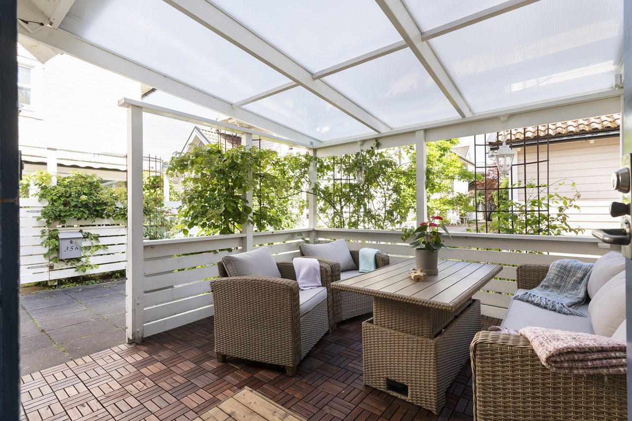 Välkomnade entré med uteplats för fika eller middagar under sommaren