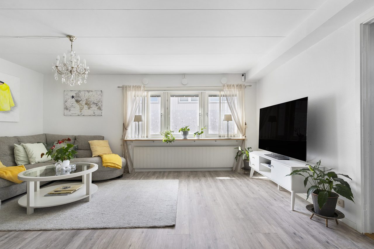 Vardagsrum på entréplan med mycket ljusinsläpp