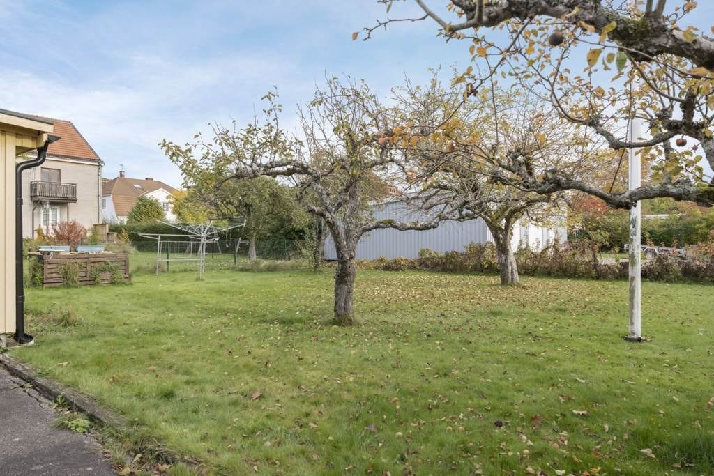 Här finns fruktträd och flaggstång