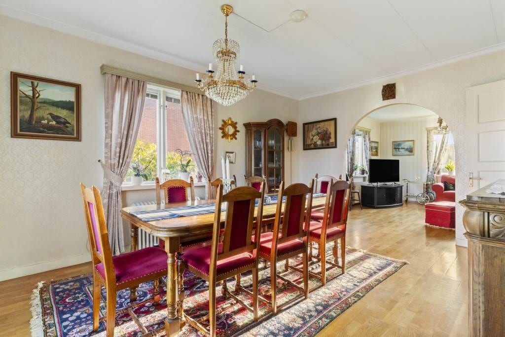 Matsal med öppning till vardagsrum