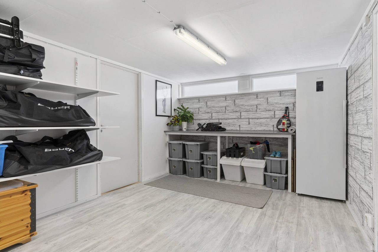 Tacksam förrådsdel intill garaget