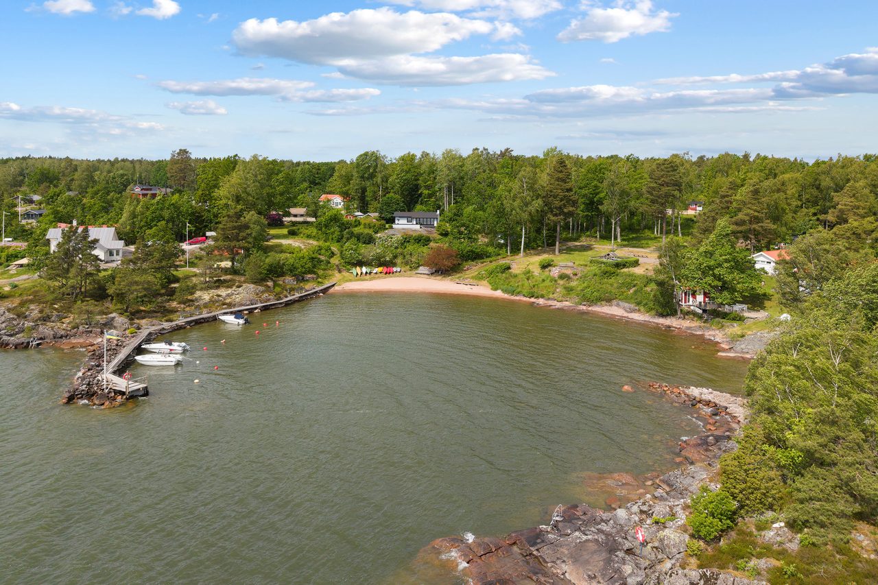 Inom promenadavstånd finns badplats.