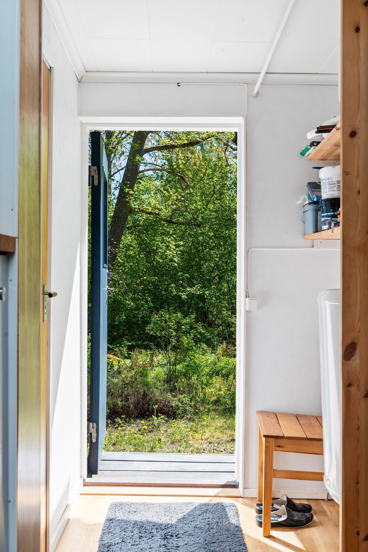 Groventré och ingång till badrum