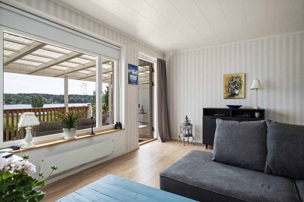 Vardagsrum med utgång till altan