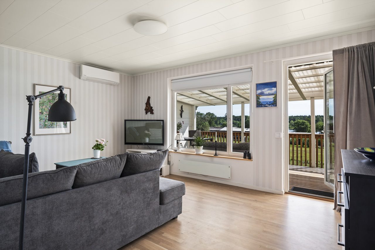 Vardagsrum med utgång till altan under tak